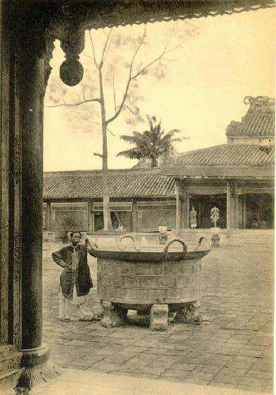Cửu Đỉnh (9 đỉnh) đặt tại sân Thế Miếu trong Hoàng Thành. Chín đỉnh này được đúc từ cuối năm 1835 đến đầu năm 1837 thì hoàn thành. Cửu Đỉnh (9 đỉnh) đặt tại sân Thế Miếu trong Hoàng Thành. Chín đỉnh này được đúc từ cuối năm 1835 đến đầu năm 1837 thì hoàn thành.