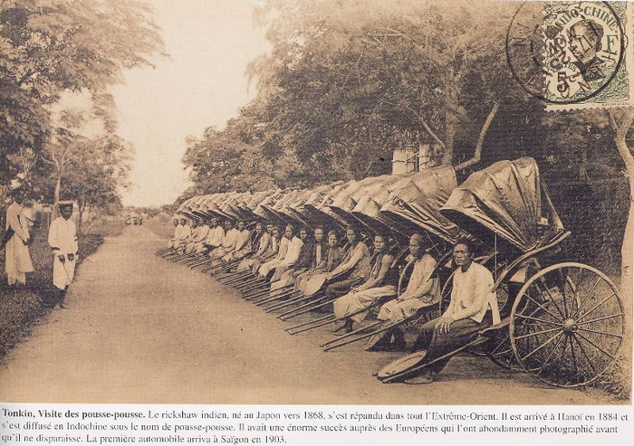 Chiếc xe kéo đầu tiên có bánh xe bằng sắt, cho nên chạy không được yên lắm. Dù vậy phương tiện nầy biểu hiệu cho sự giàu có và uy quyền của chủ xe. Lúc nào cảnh người phu kéo ông chủ ngồi trên xe đi qua cũng gây ra sự hiếu kỳ cho đám đông. Chiếc xe kéo đầu tiên có bánh xe bằng sắt, cho nên chạy không được yên lắm. Dù vậy phương tiện nầy biểu hiệu cho sự giàu có và uy quyền của chủ xe. Lúc nào cảnh người phu kéo ông chủ ngồi trên xe đi qua cũng gây ra sự hiếu kỳ cho đám đông.