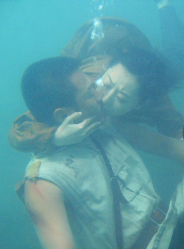 Bạch Băng và Vu Tiểu Vỹ trong phim “Đội thủy du kích”.