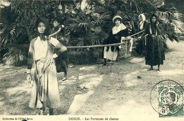 Họ dùng các thanh đòn bằng tre để khiêng như khiêng kiệu. Họ dùng các thanh đòn bằng tre để khiêng như khiêng kiệu.