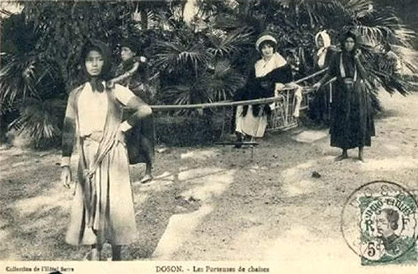 Họ dùng các thanh đòn bằng tre để khiêng như khiêng kiệu.