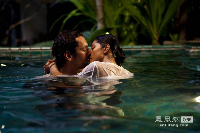 Tomer Sysley và Sharon Stone trong “Sát thủ mồ côi” (The Burma conspiracy – 2011). Ảnh. Ifeng.