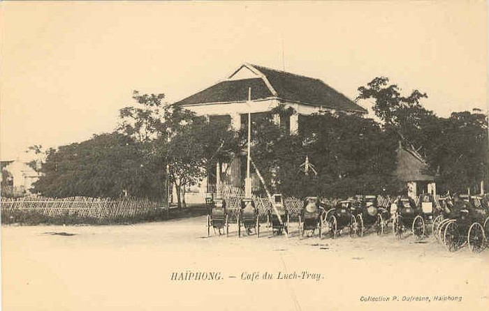 Những chiếc xe kéo ở Hải Phòng. Những chiếc xe kéo ở Hải Phòng.