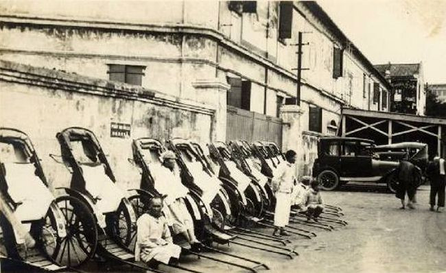 Họ chính là những "người ngựa, ngựa người" như trong một tác phẩm của cố nhà văn Nguyễn Công Hoan từng đau xót ghi lại về thân phận những người phu xe nhọc nhằn. Họ chính là những "người ngựa, ngựa người" như trong một tác phẩm của cố nhà văn Nguyễn Công Hoan từng đau xót ghi lại về thân phận những người phu xe nhọc nhằn.