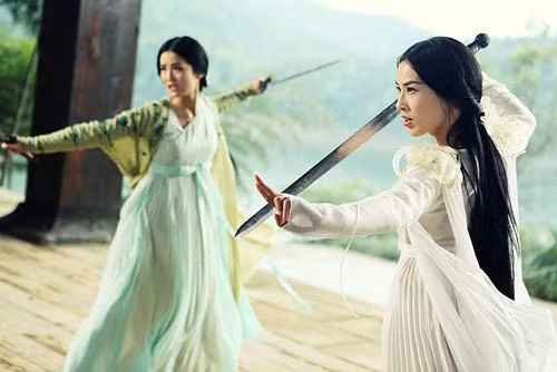 Huỳnh Thánh Y (phải) và Thái Trác Nghiêm vai Bạch Xà và Thanh Xà trong phim "Thanh xà Bạch Xà".