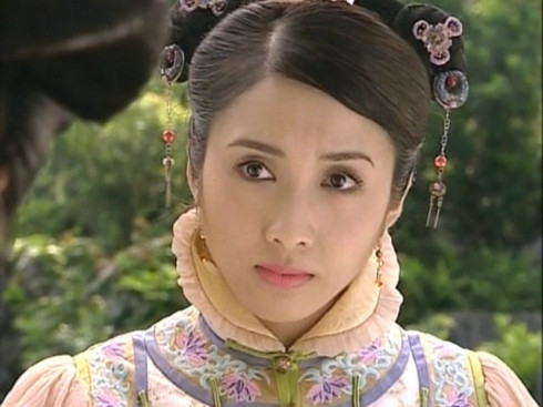 Lê Tư vai Hầu Quế Ngọc Doanh trong phim “Kim chi dư nghiệt” với trang phục đời Thanh phối màu hết sức tươi sáng. Lê Tư vai Hầu Quế Ngọc Doanh trong phim “Kim chi dư nghiệt” với trang phục đời Thanh phối màu hết sức tươi sáng.