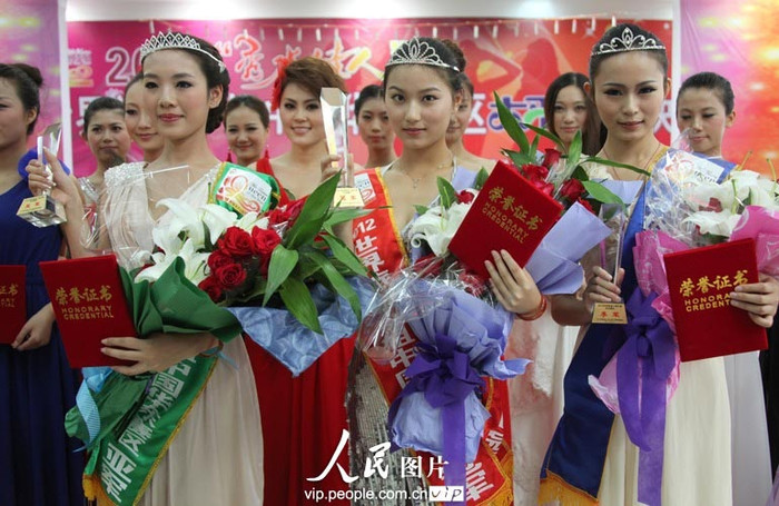 Top 3 Hoa hậu Du lịch thế giới tỉnh An Huy. Hoa hậu Phan Lệ (giữa), Á hậu 1 Khám Tây (trái) và Á hậu 2 Ngô Đại Nhụy. Top 3 Hoa hậu Du lịch thế giới tỉnh An Huy. Hoa hậu Phan Lệ (giữa), Á hậu 1 Khám Tây (trái) và Á hậu 2 Ngô Đại Nhụy.