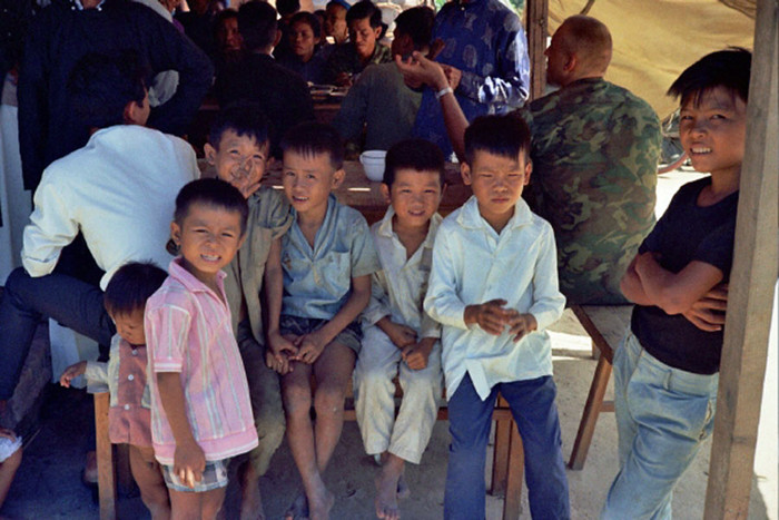 Cậu bé Joe (áo đen ngoài cùng bên phải) và những đứa em họ. Cậu bé Joe (áo đen ngoài cùng bên phải) và những đứa em họ.