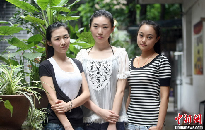 Mặt mộc của các tân hoa hậu Trùng Khánh khi đi làm từ thiện. Từ trái qua: Á hậu 1 Dương An Kỳ, hoa hậu Nghiêm Manh (giữa) và Á hậu 2 Đào Ngọc Khiết. Mặt mộc của các tân hoa hậu Trùng Khánh khi đi làm từ thiện. Từ trái qua: Á hậu 1 Dương An Kỳ, hoa hậu Nghiêm Manh (giữa) và Á hậu 2 Đào Ngọc Khiết.