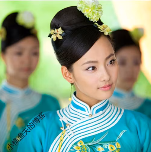 Trương Gia Ni trong vai một tiểu thư có suy nghĩ chín chắn, tính tình tỉ mỉ chi tiết trong phim “Cung 2”. Một mỹ nhân trí tuệ cừ khôi, sắc đẹp không ai bì kịp. Điều khiến khán giả ấn tượng nhiều nhất ở vai diễn của Trương Gia Ni là trang phục đẹp mắt của cô, thực sự là rất hợp với người đẹp.