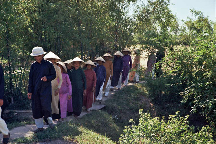 Khách khứa từ nhà cô dâu. Khách khứa từ nhà cô dâu.