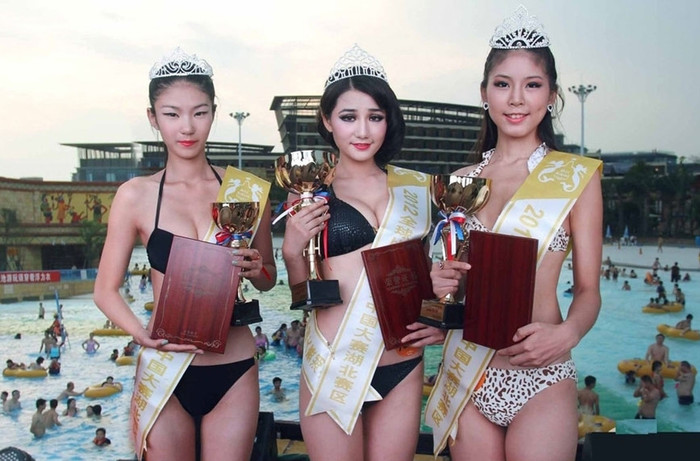 Truyền thông Trung Quốc vẫn truyền nhau câu: “Hoa hậu Sơn Đông cứu vãn hoa hậu Trùng Khánh, hoa hậu Hải Nam cứu vãn hoa hậu Sơn Đông, hoa hậu Hồ Bắc cứu vãn hoa hậu Hải Nam…”. Top 3 Hoa hậu bikini thế giới Trung Quốc khu vực tỉnh Hồ Bắc hôm 7/8 có cứu vãn các cuộc thi khác nhưng cũng khiến dư luận đặt câu hỏi: Chẳng nhẽ quy chuẩn bình chọn cái đẹp bây giờ lại xuống cấp đến vậy? Truyền thông Trung Quốc vẫn truyền nhau câu: “Hoa hậu Sơn Đông cứu vãn hoa hậu Trùng Khánh, hoa hậu Hải Nam cứu vãn hoa hậu Sơn Đông, hoa hậu Hồ Bắc cứu vãn hoa hậu Hải Nam…”. Top 3 Hoa hậu bikini thế giới Trung Quốc khu vực tỉnh Hồ Bắc hôm 7/8 có cứu vãn các cuộc thi khác nhưng cũng khiến dư luận đặt câu hỏi: Chẳng nhẽ quy chuẩn bình chọn cái đẹp bây giờ lại xuống cấp đến vậy?