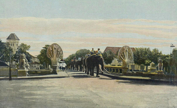 Cây cầu có biểu tượng rắn thần Naga ở Phnôm pênh, Campuchia 1903.