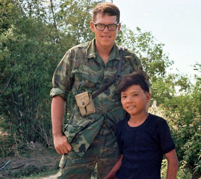 Tác giả và cậu bé Joe. Tác giả và cậu bé Joe.