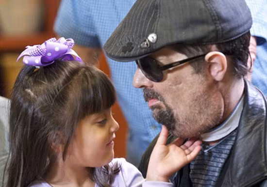 Cô bé Scarlette vẫn dùng những ngón tay thiên thần nâng niu và vuốt ve gương mặt mới của người cha hết mực thương yêu của em.