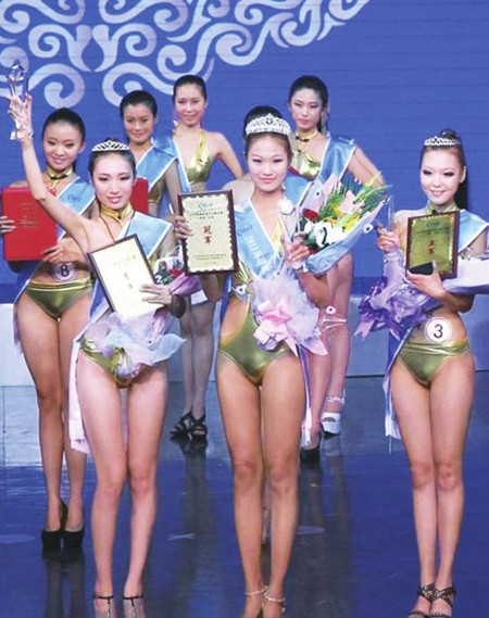 Top 3 tại cuộc thi Hoa hậu bikini thế giới Trung Quốc khu vực tỉnh Sơn Đông vẫn còn dư âm với trang phục áo tắm đêm chung kết quá phản cảm và chướng mắt. Top 3 tại cuộc thi Hoa hậu bikini thế giới Trung Quốc khu vực tỉnh Sơn Đông vẫn còn dư âm với trang phục áo tắm đêm chung kết quá phản cảm và chướng mắt.