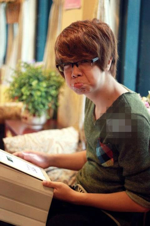 Bùi Anh Tuấn làm "xấu" kiểu xì tin.