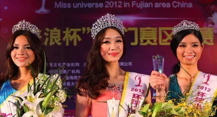 Top 3 Hoa hậu Ma Cao 2012. Từ trái qua Á hậu Lý Lâm (trái), hoa hậu Hoàng Dĩnh Lợi (giữa) và Á hậu 2 Trương Phi Lợi. Top 3 Hoa hậu Ma Cao 2012. Từ trái qua Á hậu Lý Lâm (trái), hoa hậu Hoàng Dĩnh Lợi (giữa) và Á hậu 2 Trương Phi Lợi.