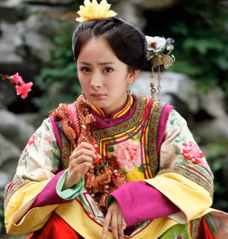 Dương Mịch vai Lạc Tĩnh Xuyên trong phim “Cũng tỏa tâm ngọc”. Tính cách cũng như trang phục mà Dương Mịch thể hiện trong bộ phim này gần như đã phá vỡ suy nghĩ của người dân Trung Quốc về cách nhìn truyền thống trong hoàng tộc phong kiến, thế nhưng nhờ bộ phim này mà Dương Mịch có lượng fan đông đảo cũng như đưa sự nghiệp của cô lên cao.