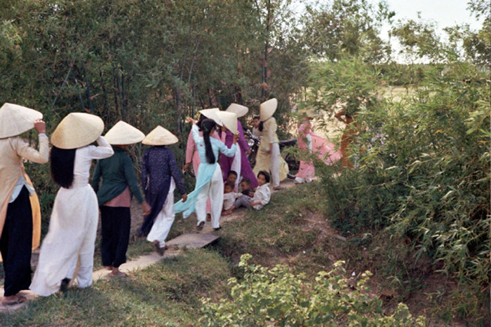 Khách khứa và phù dâu trở về nhà gái. Khách khứa và phù dâu trở về nhà gái.