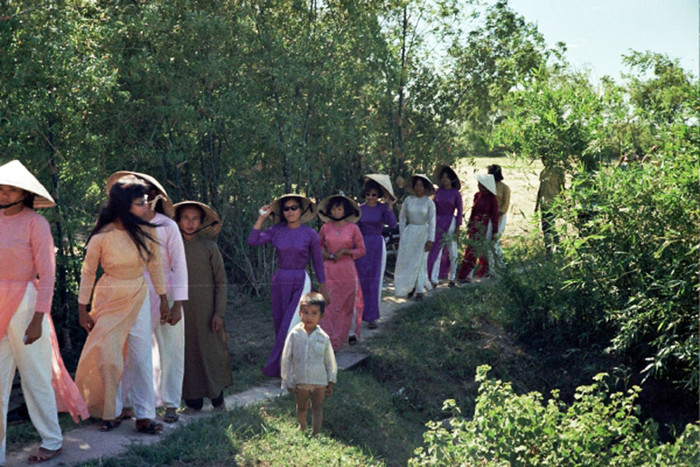Các cô phù dâu xuất phát từ nhà cô dâu. Các cô phù dâu xuất phát từ nhà cô dâu.