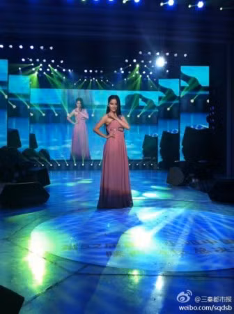 Thí sinh dự thi Hoa hậu Quốc tế Trung Quốc tỉnh Thiểm Tây với phần thi trình diễn trang phục dạ hội.