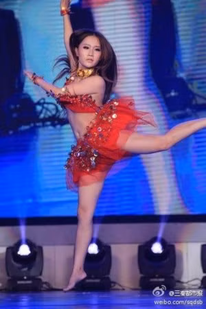 Thí sinh với phần thi tài năng tại cuộc thi Hoa hậu Quốc tế Trung Quốc tỉnh Thiểm Tây.