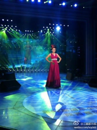 Thí sinh dự thi Hoa hậu Quốc tế Trung Quốc tỉnh Thiểm Tây với phần thi trình diễn trang phục dạ hội.