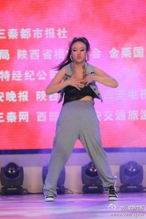 Thí sinh dự thi Hoa hậu Quốc tế Trung Quốc tỉnh Thiểm Tây với phần thi tài năng.