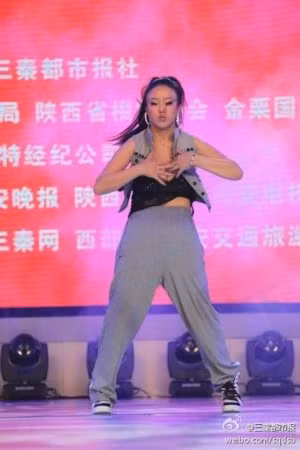 Thí sinh dự thi Hoa hậu Quốc tế Trung Quốc tỉnh Thiểm Tây với phần thi tài năng.