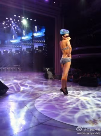 Thí sinh dự thi Hoa hậu Quốc tế Trung Quốc tỉnh Thiểm Tây với phần thi trình diễn trang phục áo tắm.