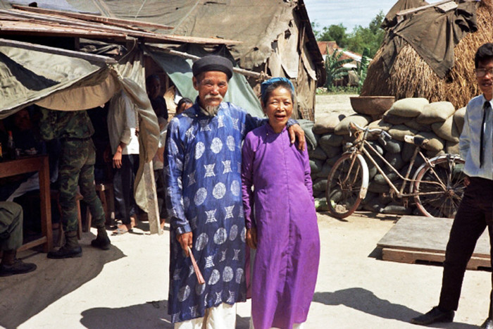 Bố mẹ chú rể chụp hình chung. Bố mẹ chú rể chụp hình chung.