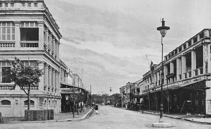 Phố Paul Bert nay là phố Tràng Tiền, Hà Nội. (Tonkin - La rue Paul Bert).