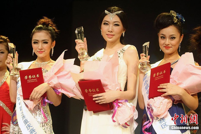 Top 3 tại cuộc thi Hoa hậu Quốc tế Trung Quốc tỉnh Trùng Khánh dẫn đầu làn sóng hoa hậu xấu ở Trung Quốc năm 2012. Top 3 tại cuộc thi Hoa hậu Quốc tế Trung Quốc tỉnh Trùng Khánh dẫn đầu làn sóng hoa hậu xấu ở Trung Quốc năm 2012.