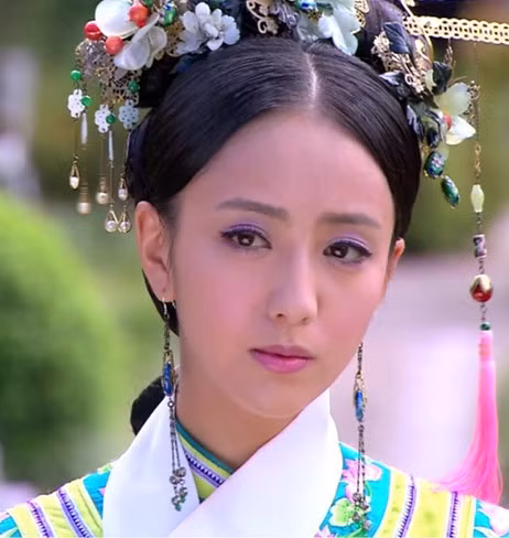 Đổng Lệ Á vốn được mệnh danh là người đẹp phim cổ trang, cô từng xuất hiện trong phim “Mẫu nghi thiên hạ” vai hồng nhan bạc mệnh Triệu Phi Yến, một tuyệt sắc giai nhân. Trong hình là Đổng Lệ Á vai Quý phi Tố Tín trong phim “Cung tỏa tâm ngọc”.