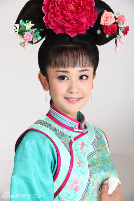 Nữ diễn viên Hải Lục vai Hạ Tử Vy trong Tân hoàn châu cách cách tuy không được đánh giá cao nhưng trang phục của cô cũng được đầu tư kỹ càng và đẹp mắt. Nữ diễn viên Hải Lục vai Hạ Tử Vy trong Tân hoàn châu cách cách tuy không được đánh giá cao nhưng trang phục của cô cũng được đầu tư kỹ càng và đẹp mắt.