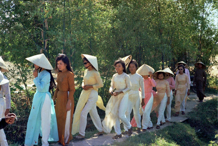 Phía nhà gái với các cô phù dâu. Phía nhà gái với các cô phù dâu.