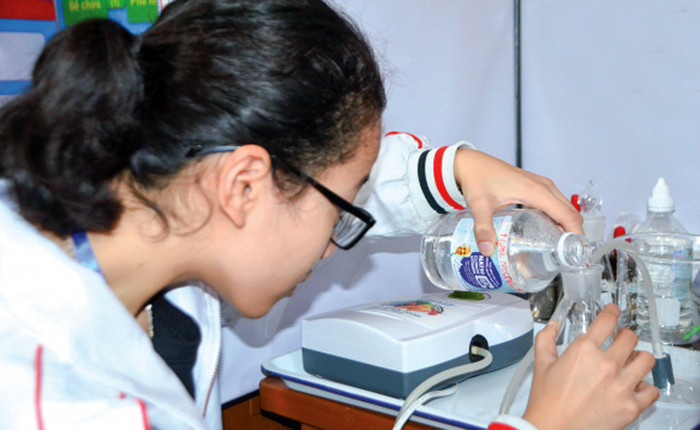 Hai nữ sinh Trường Trung học phổ thông Nguyễn Đức Cảnh thành công với dự án “Nghiên cứu ứng dụng ozone trong điều trị viêm loét ở người bệnh đái tháo đường”. (Ảnh: CTV) Hai nữ sinh Trường Trung học phổ thông Nguyễn Đức Cảnh thành công với dự án “Nghiên cứu ứng dụng ozone trong điều trị viêm loét ở người bệnh đái tháo đường”. (Ảnh: CTV)