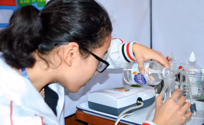 Hai nữ sinh Trường Trung học phổ thông Nguyễn Đức Cảnh thành công với dự án “Nghiên cứu ứng dụng ozone trong điều trị viêm loét ở người bệnh đái tháo đường”. (Ảnh: CTV) Hai nữ sinh Trường Trung học phổ thông Nguyễn Đức Cảnh thành công với dự án “Nghiên cứu ứng dụng ozone trong điều trị viêm loét ở người bệnh đái tháo đường”. (Ảnh: CTV)