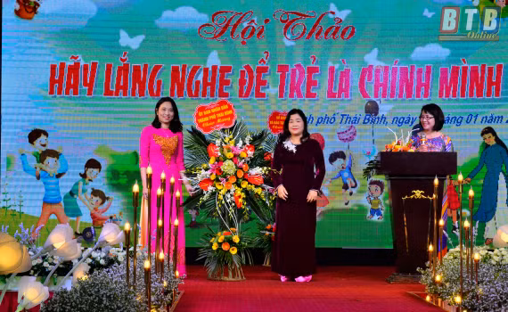 Hội thảo để các giáo viên, phụ huynh lắng nghe để học sinh là chính mình (Ảnh: Báo Thái Bình)