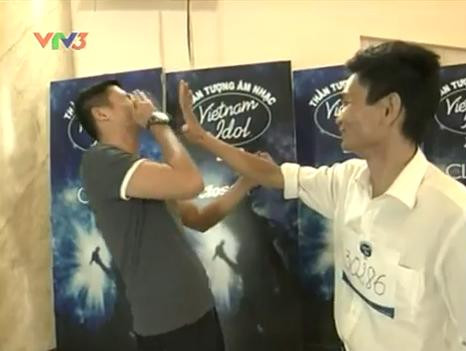 Màn "zô" đập tay của Nguyễn Hồng Quang nhầm vào mặt MC Huy Khánh.... Màn "zô" đập tay của Nguyễn Hồng Quang nhầm vào mặt MC Huy Khánh....