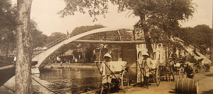 Cầu Ba Cẳng bắc qua rạch Bãi Sậy, gần Chợ Bình Tây, và gần phía sau chợ Kim Biên (chợ Kim Biên chỉ mới có sau 1975, trước đó vị trí chợ là một công viên). Chân cầu bên phải là đường Gò Công ngày nay. Cầu Ba Cẳng bắc qua rạch Bãi Sậy, gần Chợ Bình Tây, và gần phía sau chợ Kim Biên (chợ Kim Biên chỉ mới có sau 1975, trước đó vị trí chợ là một công viên). Chân cầu bên phải là đường Gò Công ngày nay.