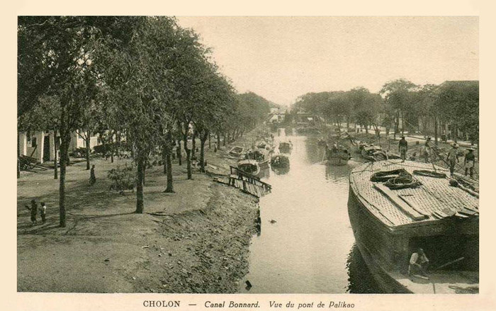 Đoạn cuối rạch Bãi Sậy gần Cầu Ba Cẳng, nhìn từ cầu Palikao. Cầu Palikao là cầu qua rạch Bãi Sậy trên đường Ngô Nhân Tịnh. Gần cầu Palikao và chợ Kim Biên hồi xưa có ngôi nhà lớn của một trong bốn người giàu nhất Sài Gòn, đó là ông Trần Hữu Định, cũng được gọi là Bá hộ Định, người được xếp thứ tư trong "Tứ đại Phú Gia Sài Gòn": Nhất Sĩ, nhì Phương, tam Xường, tứ Định. Đoạn cuối rạch Bãi Sậy gần Cầu Ba Cẳng, nhìn từ cầu Palikao. Cầu Palikao là cầu qua rạch Bãi Sậy trên đường Ngô Nhân Tịnh. Gần cầu Palikao và chợ Kim Biên hồi xưa có ngôi nhà lớn của một trong bốn người giàu nhất Sài Gòn, đó là ông Trần Hữu Định, cũng được gọi là Bá hộ Định, người được xếp thứ tư trong "Tứ đại Phú Gia Sài Gòn": Nhất Sĩ, nhì Phương, tam Xường, tứ Định.