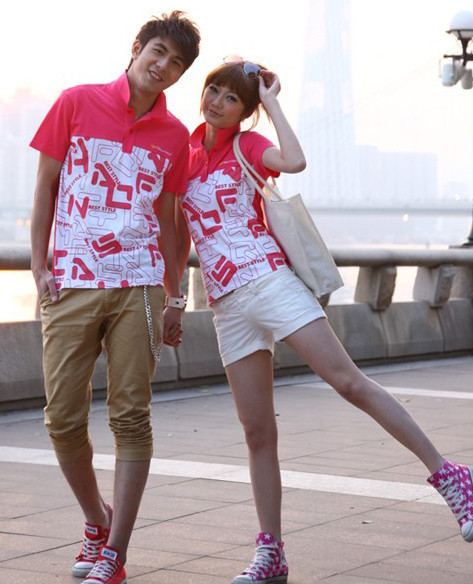Một chiếc áo cổ bẻ có hình họa trung tính, kết hợp cùng giày thể thao cũng là lựa chọn tuyệt vời. (Ảnh: HB) Xem thêm: Cặp đôi hoàn hảo siêu dễ thương hè này