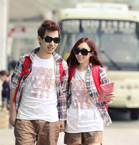 Áo pull trắng, kết hợp áo khoác sơ mi ca rô là cách rất hay để bạn "nhập nhằng tuổi" giữa bạn và chàng. (Ảnh: HB) Xem thêm: Cặp đôi hoàn hảo siêu dễ thương hè này