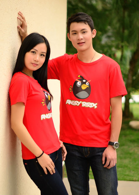 Áo pull đỏ tạo cảm giác trẻ trung, nhiệt huyết. (Ảnh: HB) Xem thêm: Cặp đôi hoàn hảo siêu dễ thương hè này