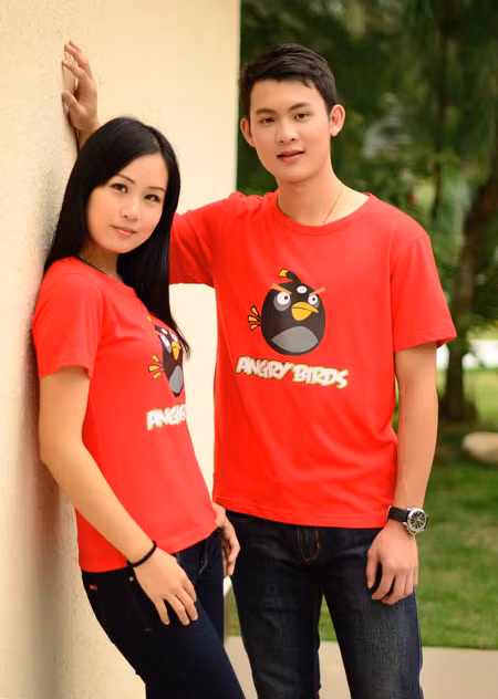 Áo pull đỏ tạo cảm giác trẻ trung, nhiệt huyết. (Ảnh: HB) Xem thêm: Cặp đôi hoàn hảo siêu dễ thương hè này