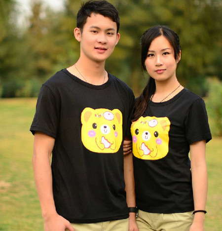 Thông thường, bạn gái hay cảm thấy mình "dừ" hơn người yêu, nếu chàng kém mình dăm ba tuổi. Điều đó có thể đúng, có thể sai. Tuy nhiên, bạn vẫn có thể "san bằng" tuổi tác bằng cách lựa những cặp áo đôi tinh tế, đáng yêu như sau. (Ảnh: HB) Xem thêm: Cặp đôi hoàn hảo siêu dễ thương hè này.