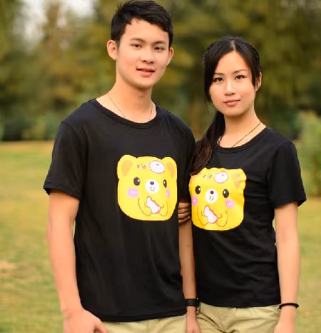 Thông thường, bạn gái hay cảm thấy mình "dừ" hơn người yêu, nếu chàng kém mình dăm ba tuổi. Điều đó có thể đúng, có thể sai. Tuy nhiên, bạn vẫn có thể "san bằng" tuổi tác bằng cách lựa những cặp áo đôi tinh tế, đáng yêu như sau. (Ảnh: HB) Xem thêm: Cặp đôi hoàn hảo siêu dễ thương hè này.
