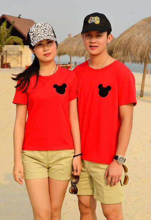 Áo đôi đơn sắc, điểm xuyết "logo" micky đen vừa chững chạc, lại phảng phất nét đáng yêu lạ. (Ảnh: HB) Xem thêm: Cặp đôi hoàn hảo siêu dễ thương hè này